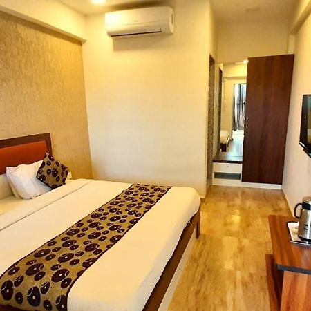 Hotel Tulip Plaza Ahmedabad Eksteriør billede