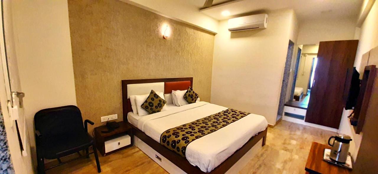 Hotel Tulip Plaza Ahmedabad Eksteriør billede