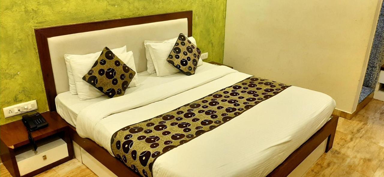 Hotel Tulip Plaza Ahmedabad Eksteriør billede