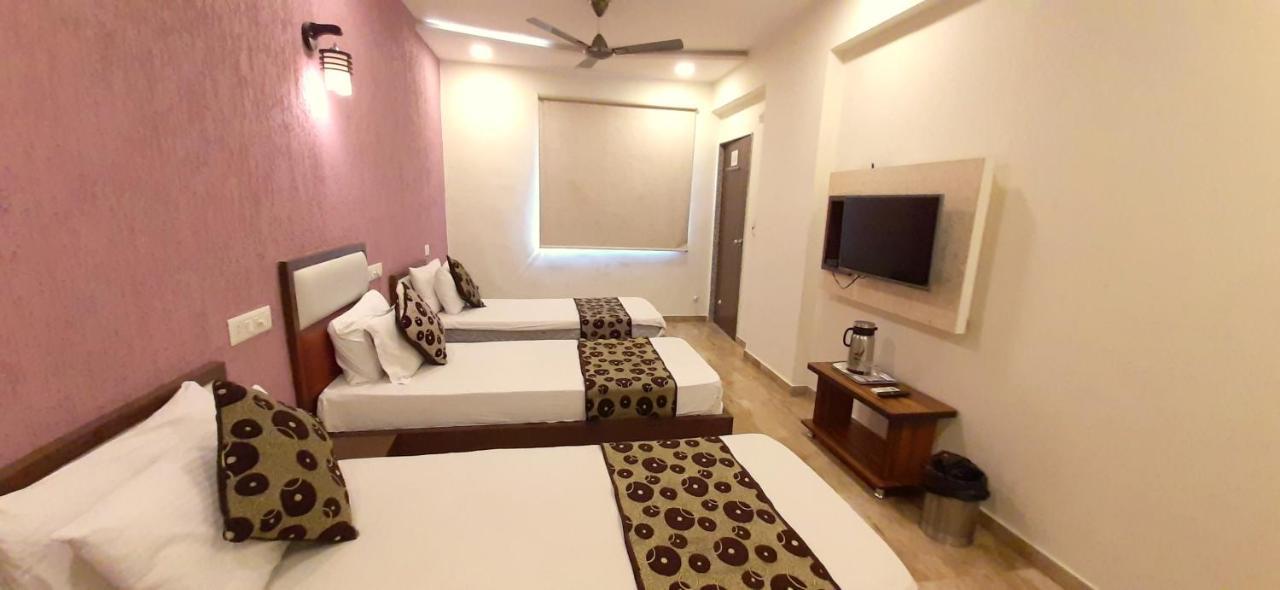 Hotel Tulip Plaza Ahmedabad Eksteriør billede