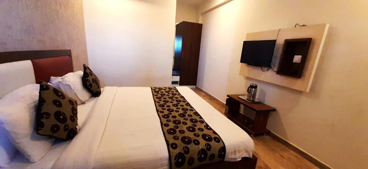 Hotel Tulip Plaza Ahmedabad Eksteriør billede
