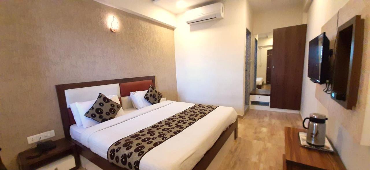 Hotel Tulip Plaza Ahmedabad Eksteriør billede