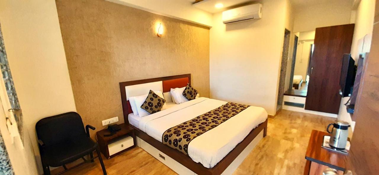 Hotel Tulip Plaza Ahmedabad Eksteriør billede