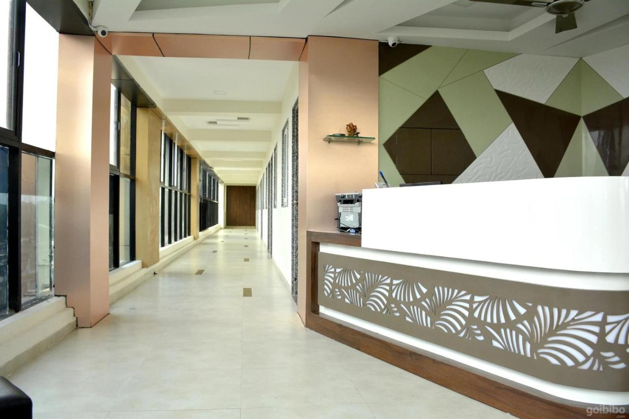 Hotel Tulip Plaza Ahmedabad Eksteriør billede
