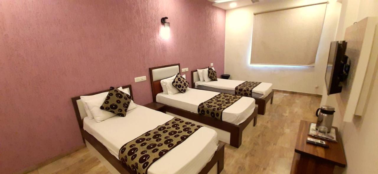 Hotel Tulip Plaza Ahmedabad Eksteriør billede