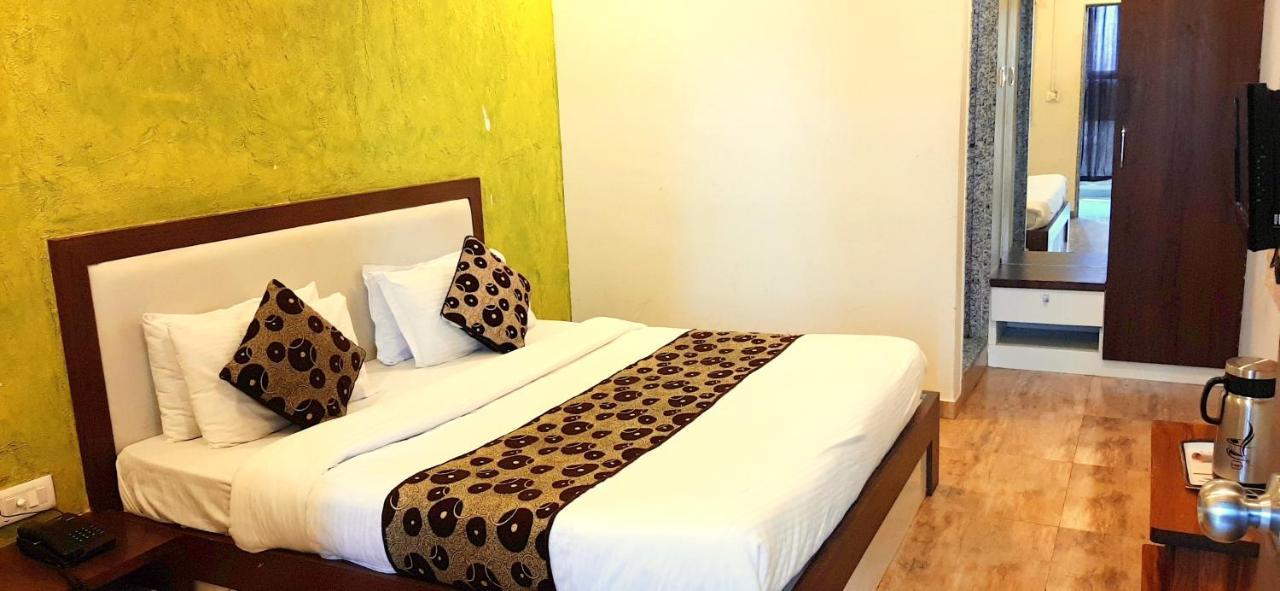 Hotel Tulip Plaza Ahmedabad Eksteriør billede