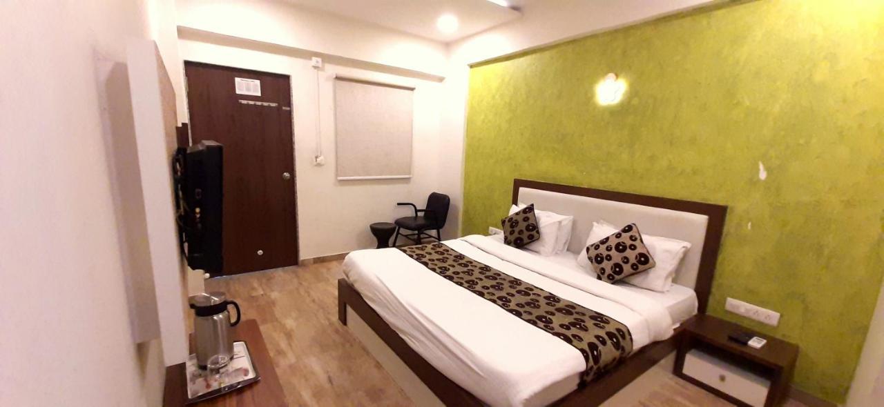 Hotel Tulip Plaza Ahmedabad Eksteriør billede