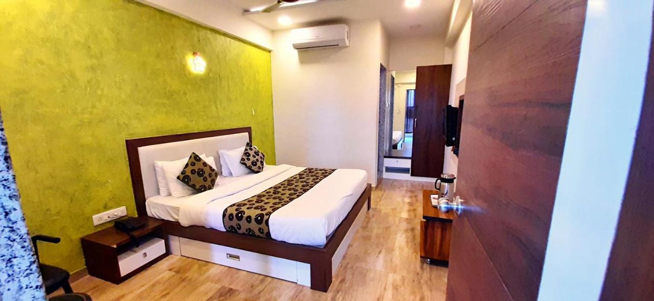 Hotel Tulip Plaza Ahmedabad Eksteriør billede