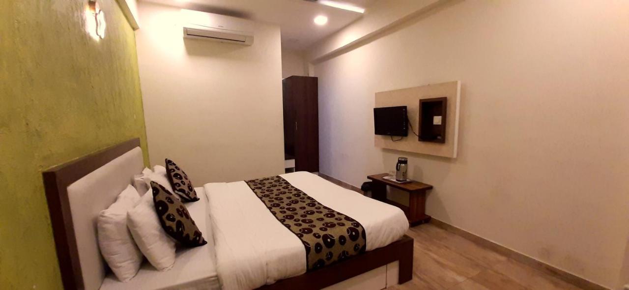 Hotel Tulip Plaza Ahmedabad Eksteriør billede