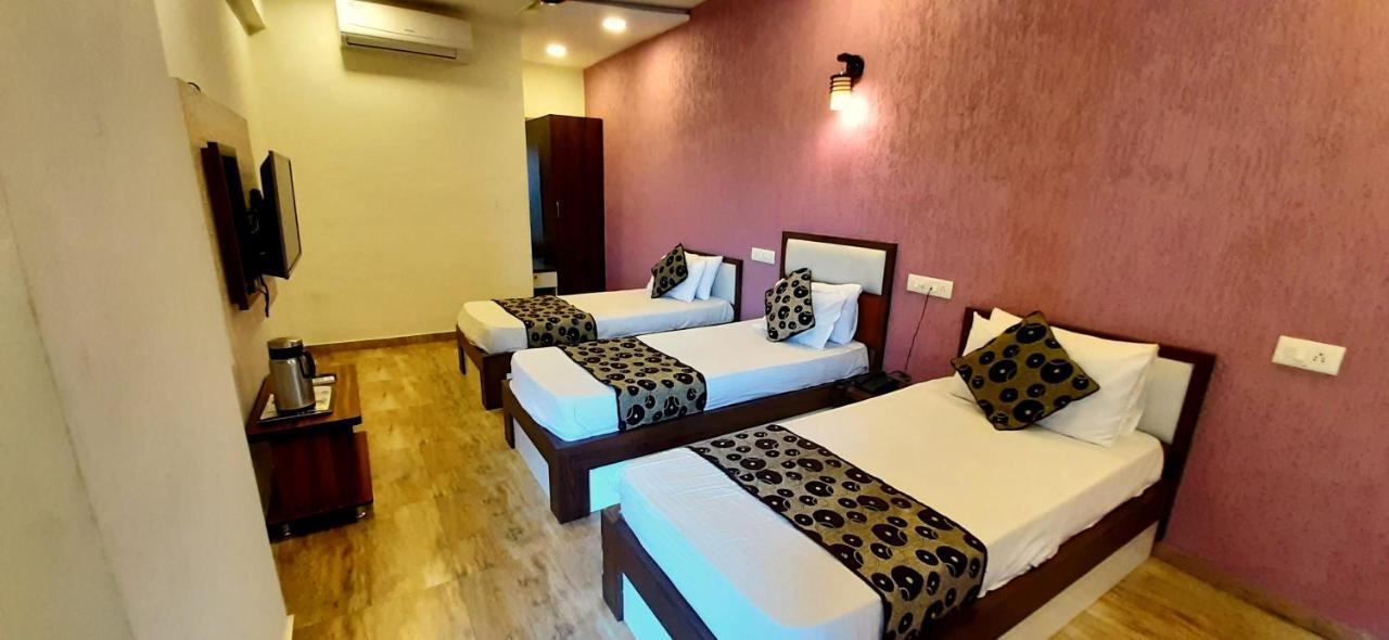 Hotel Tulip Plaza Ahmedabad Eksteriør billede