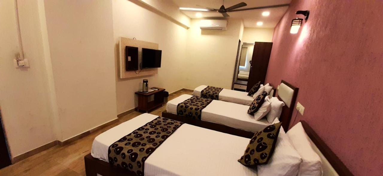 Hotel Tulip Plaza Ahmedabad Eksteriør billede